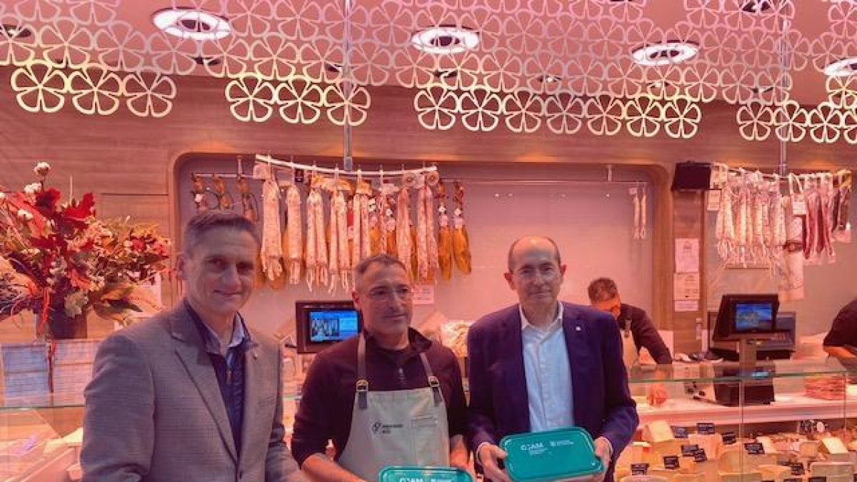 El director general de Comercio, Jordi Torrades, en el Mercat de Reus, entregando fiambreras.