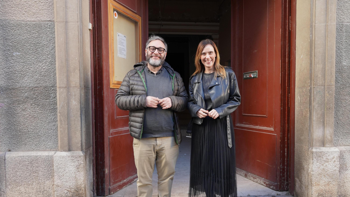 El regidor de Cultura, Daniel Recasens, i l’alcaldessa, Sandra Guaita, a les portes del Centre Catòlic.