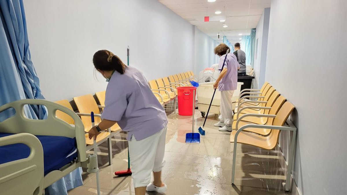 Varias trabajadoras de limpieza sacando el agua de la planta -1 del hospital de Figueres.
