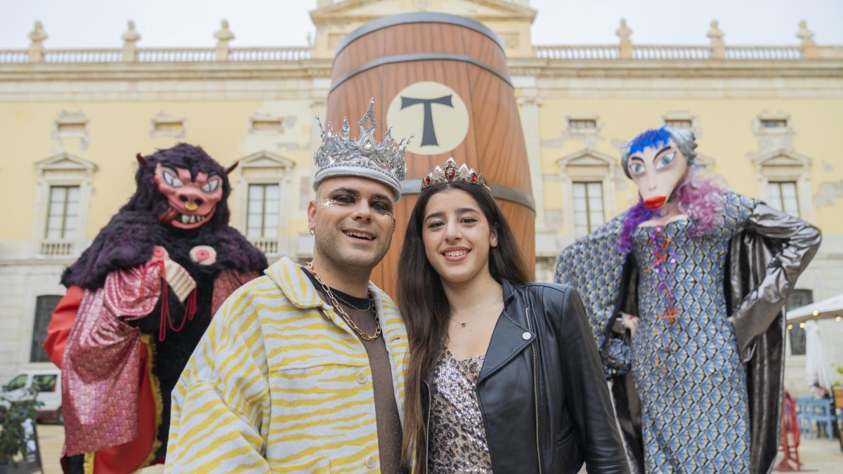 Imagen durante la presentación de los Muñecos de Carnaval y de la Bota.
