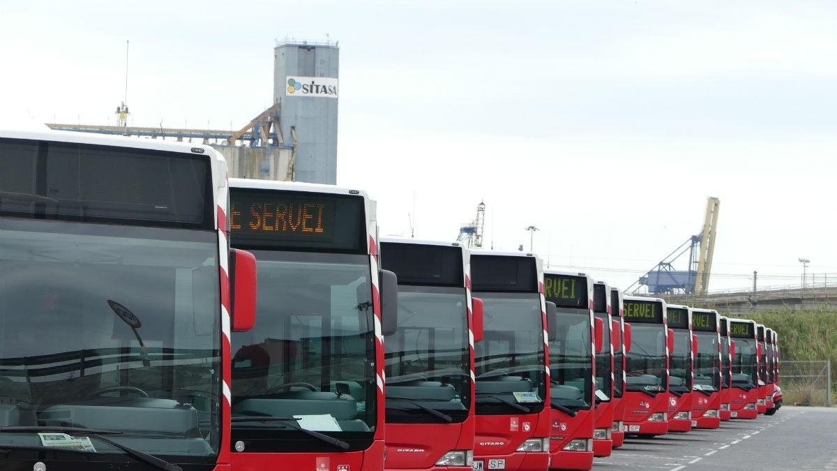 Autobuses de la Empresa Municipal de Transportes de Tarragona aparcados en hilera.