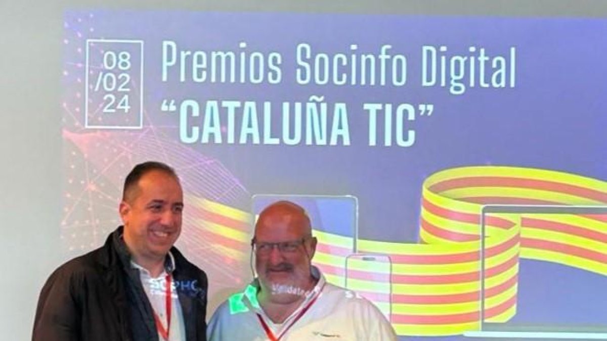 Josep Budí, coordinador de Servei de Tecnologies de la Informació i la Comunicació, rebent el premi TIC