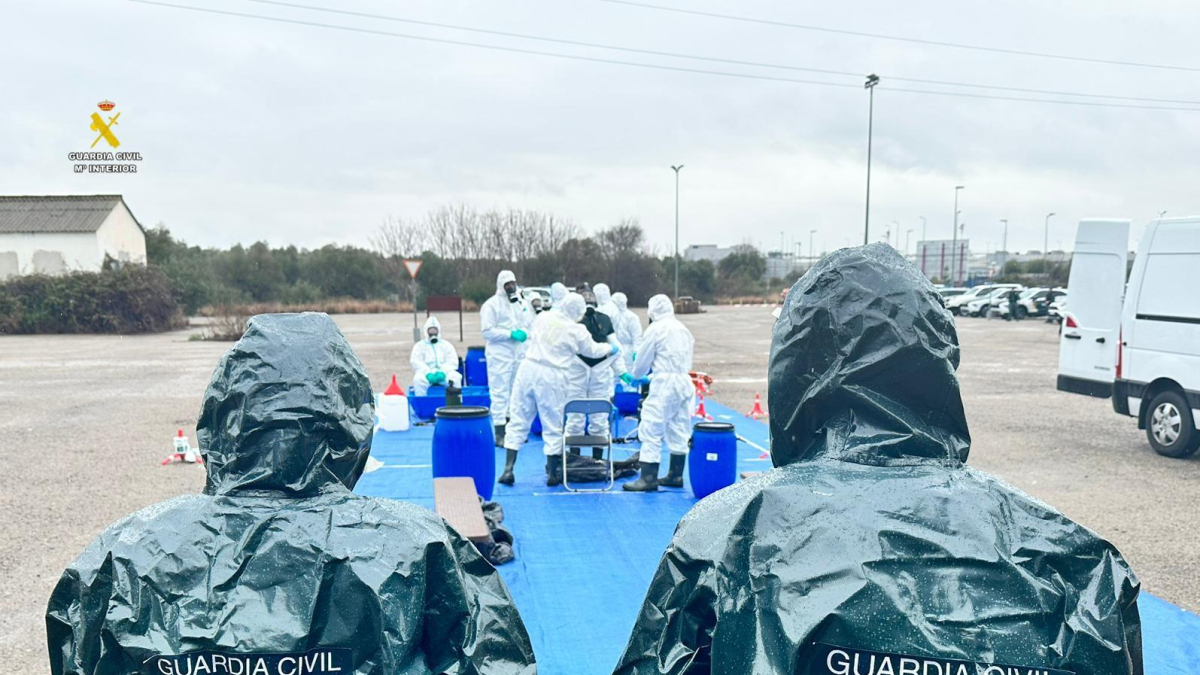 Agentes de la Guardia Civil durante un ejercicio práctico de formación NRBQ en el aeropuerto de Reus el pasado viernes.