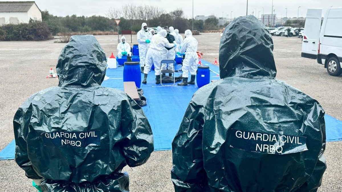 Agents de la Guàrdia Civil durant un exercici pràctic de formació NRBQ a l'aeroport de Reus divendres passat.