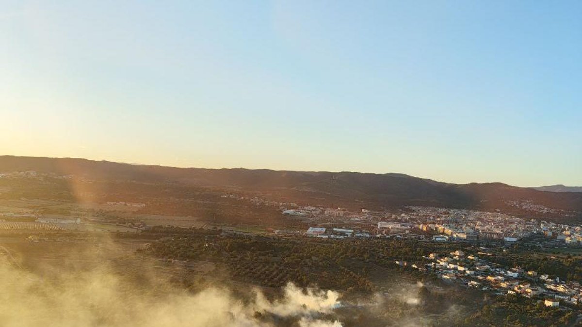 Imagen del incendio en el Vendrell.