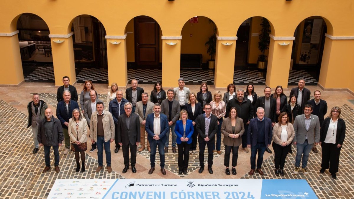 Foto de família amb els representants dels 32 agents turístics i municipals que conformen el Conveni Córner.