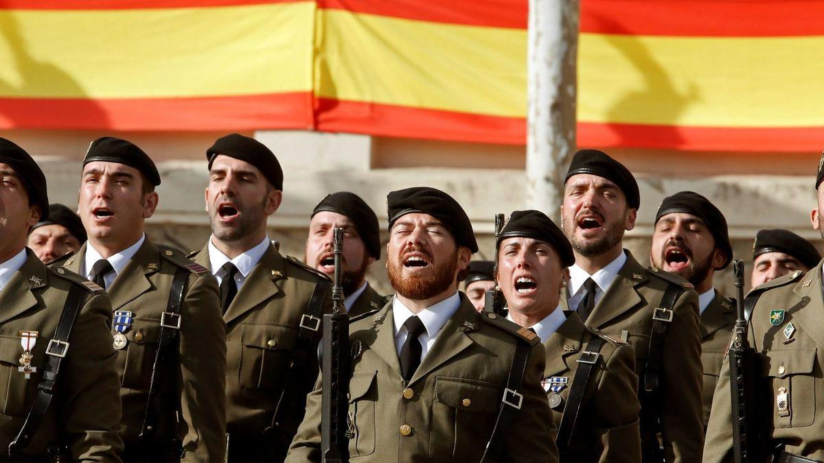 Membres de l'exèrcit durant la cerimònia militar en honor a la seva patrona de la Immaculada, en la caserna El Bruc de Barcelona en una foto d'arxiu de 2018.