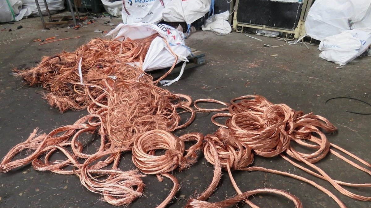 Imagen de unas bolsas de cobre robado