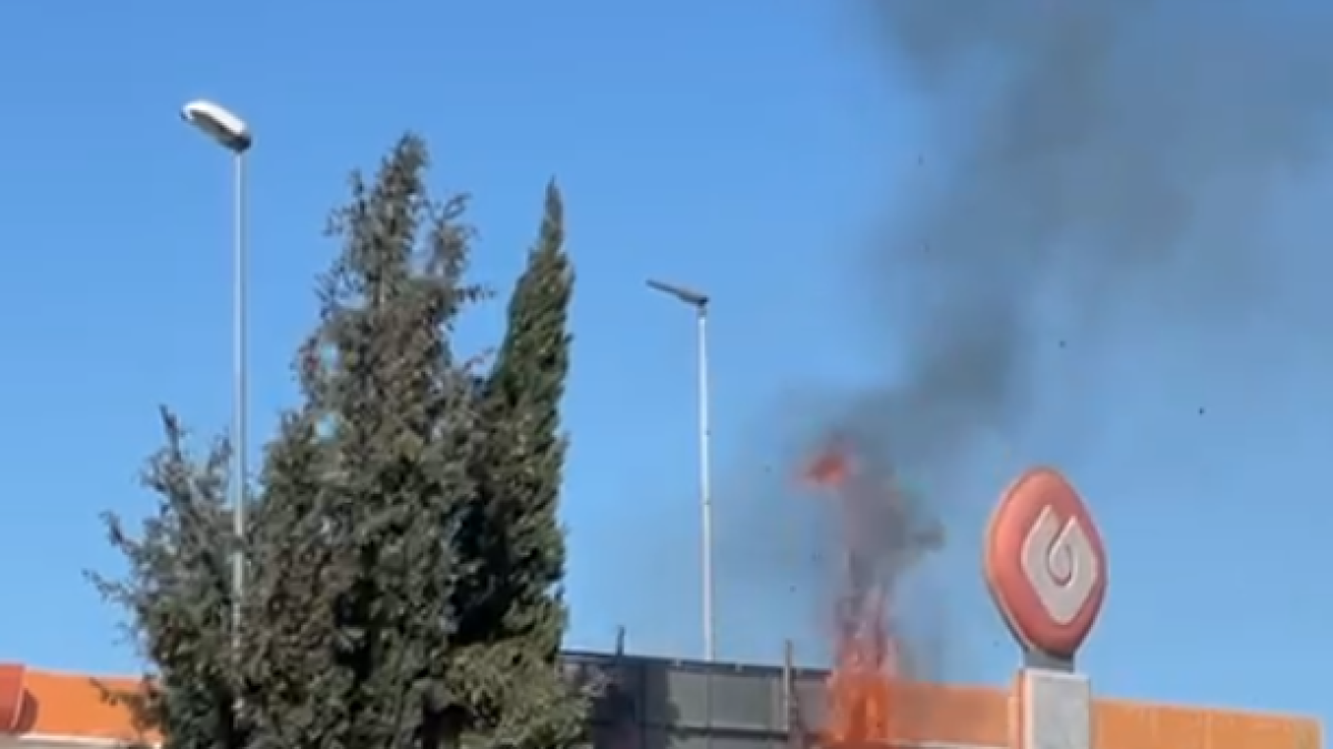 Flames a tocar d'una gasolinera a Torredembarra.