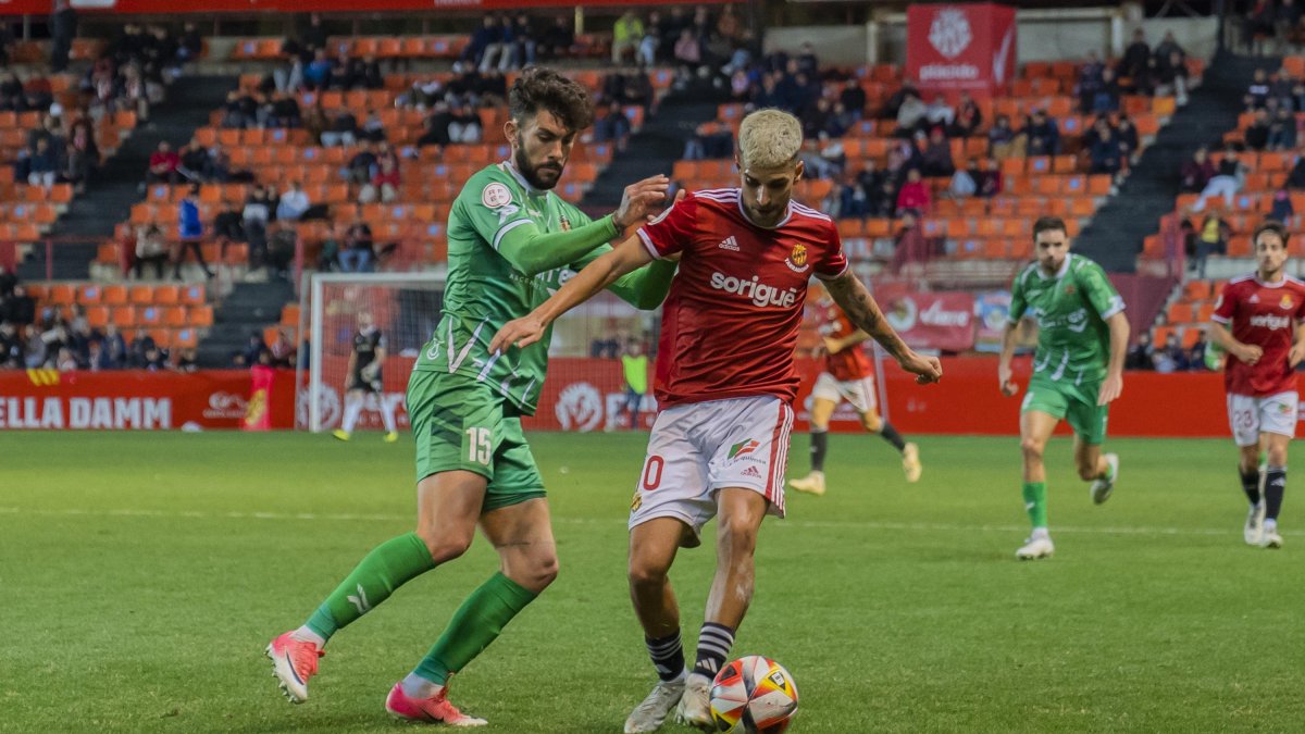 El lateral del Cornellà José Mas intentando birlarle la pelota a Andy Escudero.
