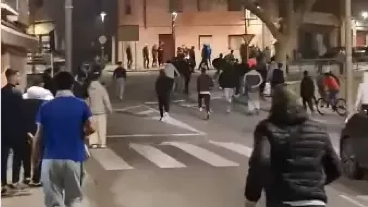 Els veïns del barri de Torreforta van sortir en massa per presenciar la detenció, alhora que van escridassar els Mossos.