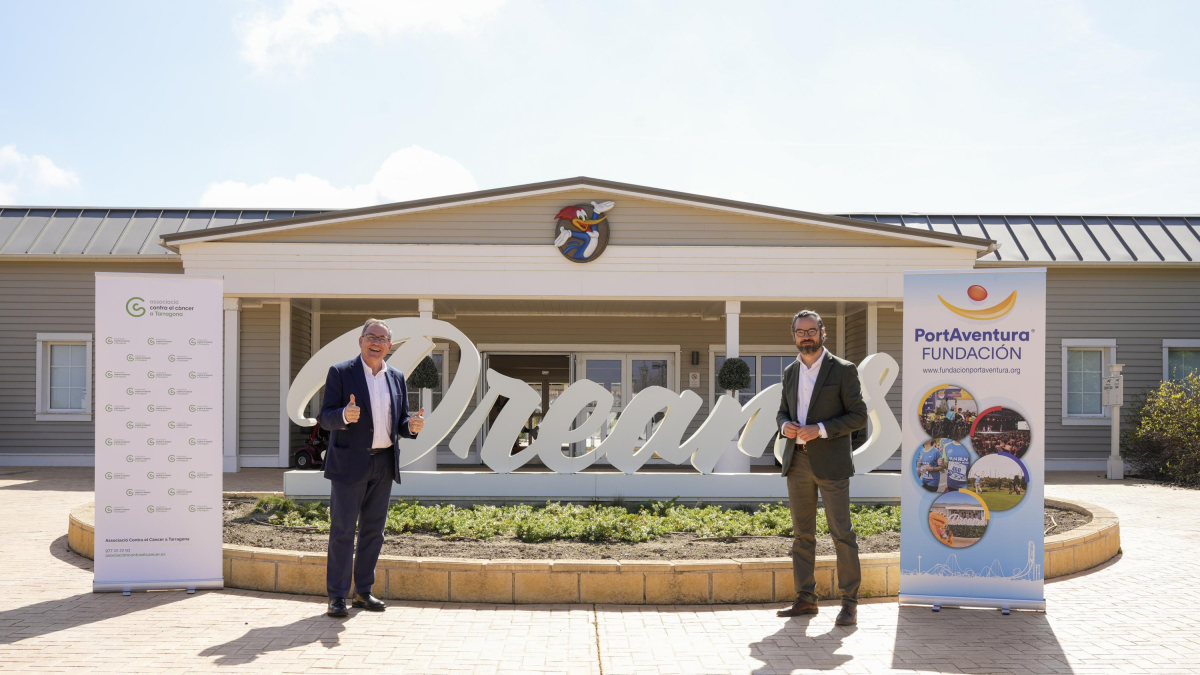 Ramón Marsal, presidente de la Fundación PortAventura y Fede Adan, presidente de la Asociación Contra el Cáncer.
