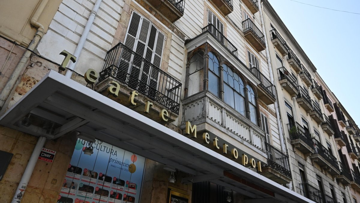 Imagen de la fachada del edificio del Teatro Metropol, ubicado en el número 46 de la Rambla Nova.