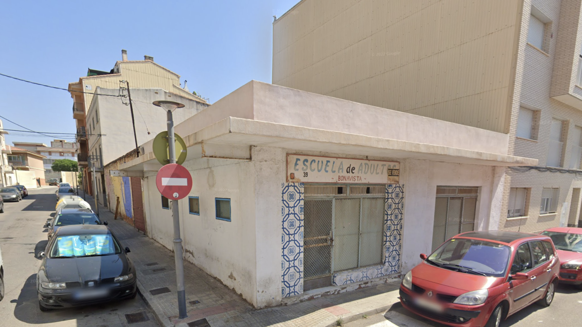 L’edifici on es projecta el nou centre de culte acollia abans l’escola d’adults.