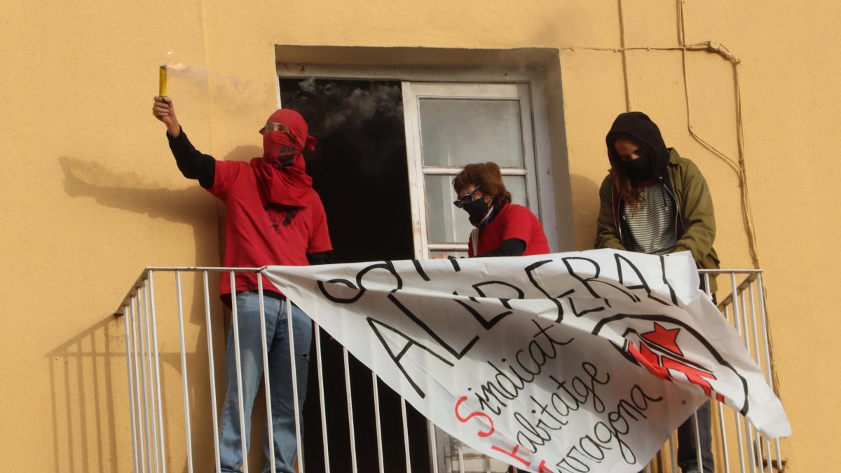 El Sindicat d’Habitatge «allibera» un bloc de pisos propietat d’ADIF