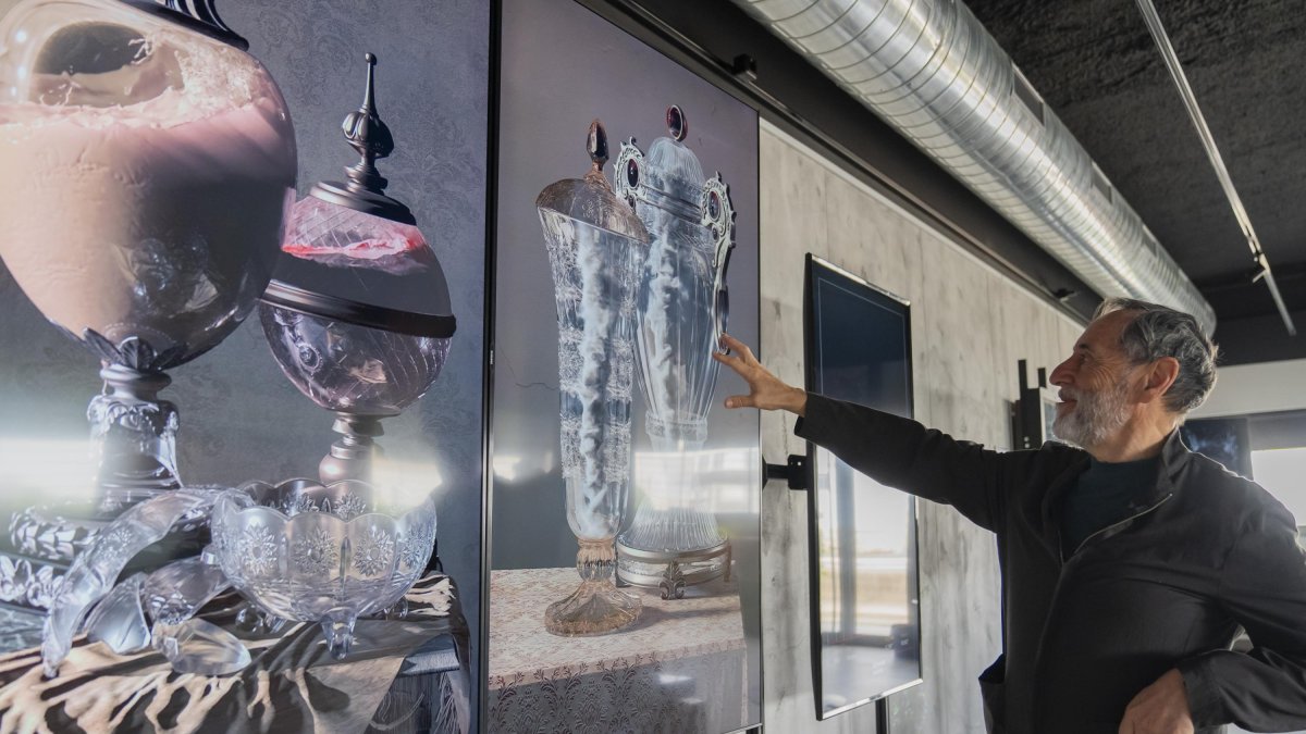 La colección de la New Art Foundation incorpora obras recientes, como las de Marina Núñez (izquierda), del 2021, y de otras más antiguas y que ilustran la evolución del arte tecnológico, como ‘Urbetrònica’, de Veyrat, de 1999.