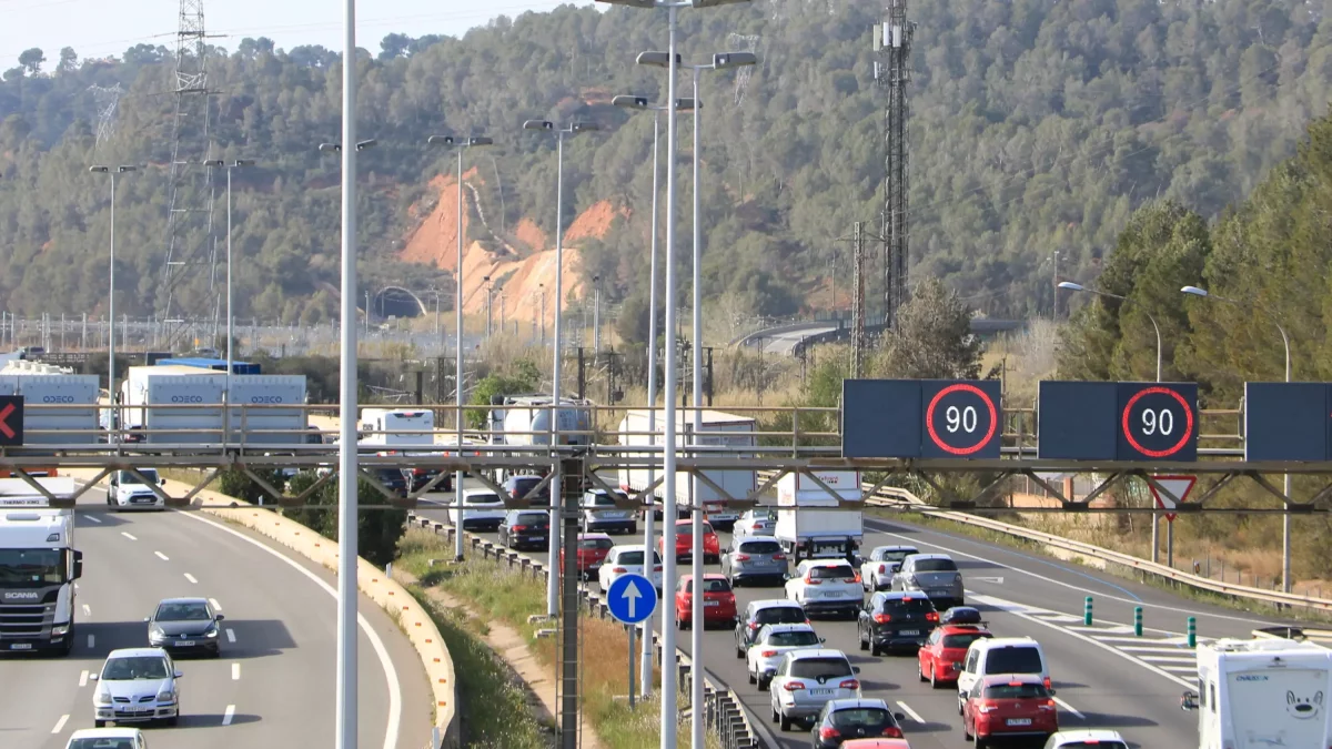 Imagen de archivo de cola intermitente en la AP-7 en dirección Tarragona, el viernes antes de Semana Santa.
