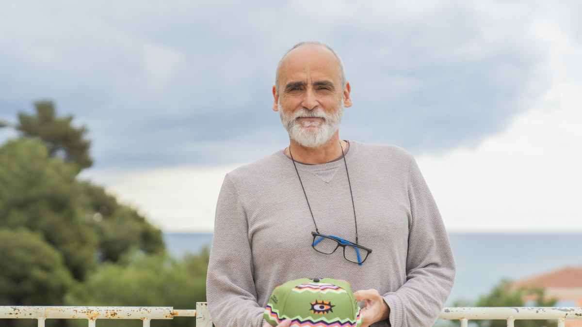 Jordi Rodríguez, coordinador d’AFANOC a Tarragona, amb el disseny de la gorra d’enguany.