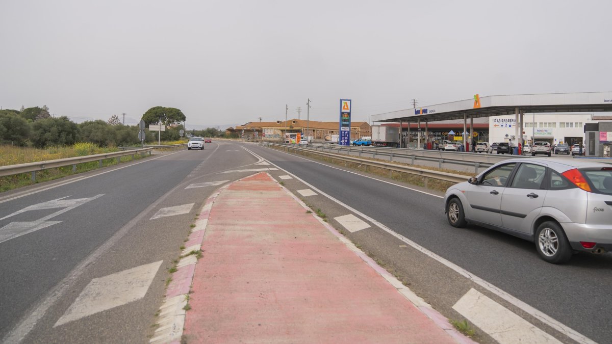 Un tramo de la carretera T-310 entre Riudoms y Reus, donde se quiere construir una nueva vía ciclista. El alcalde de Riudoms, Ricard Gili, lo considera una «buena noticia».