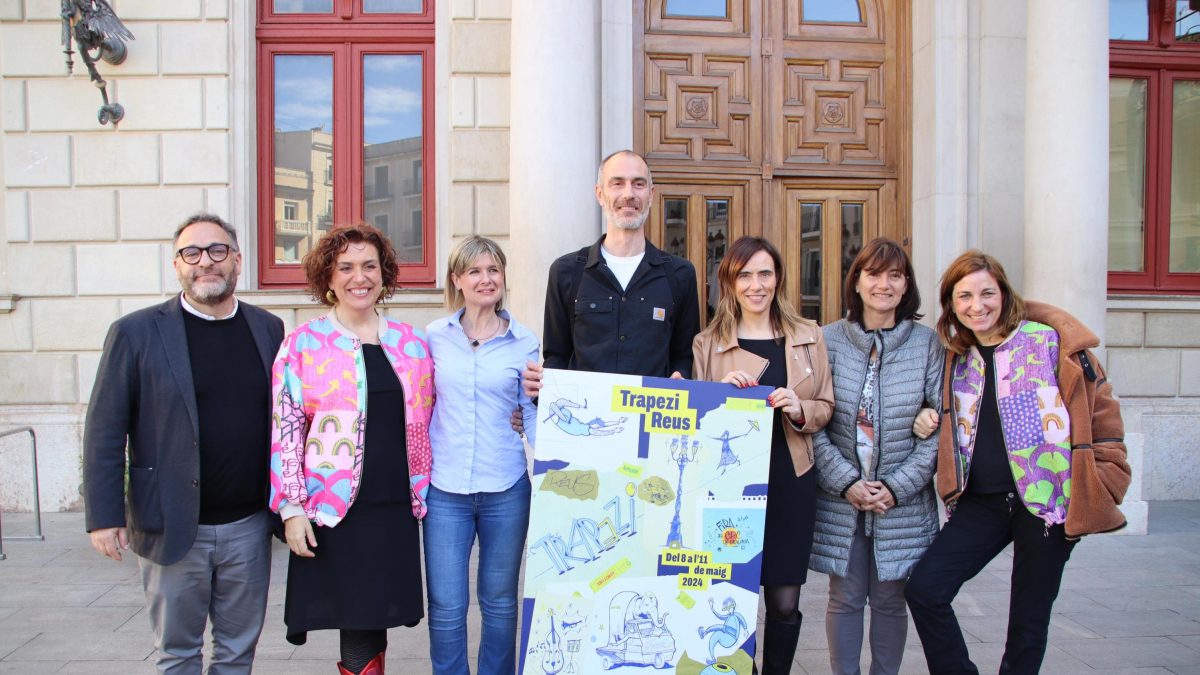 Fotografia de grup dels representants de les autoritats polítiques, les directores artístiques del Trapezi i l’autor del cartell de l’edició d’enguany, Fabio Balanzoni.
