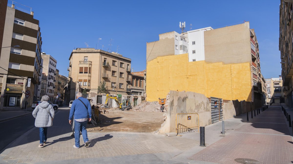 Imatge de les restes de l'edifici, un cop enderrocat.