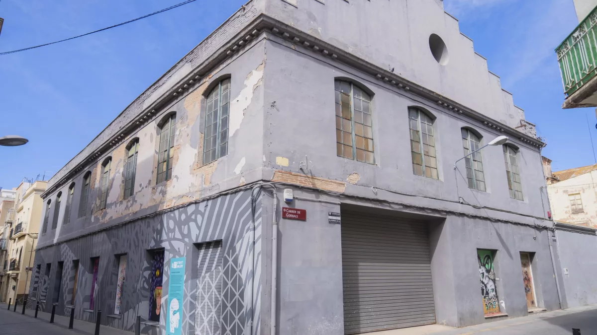 El edificio del Vapor Vell situado entre las calles Sant Serapi y Gornals acogerá la Escuela de Oficios