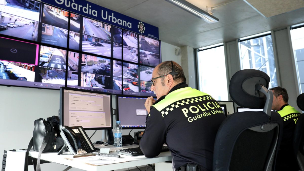 Una protesta histórica del cuerpo es la falta de personal, un hecho que provoca que los agentes tengan que hacer más horas extra.