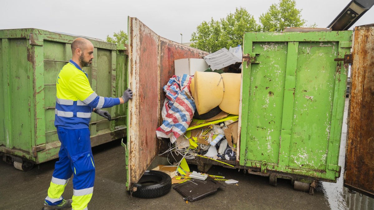 La basura abandonada en la calle llena tres contenedores de 20 metros cúbicos diarios.