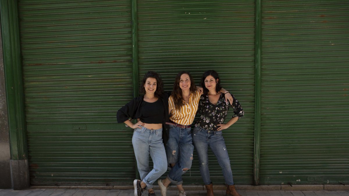 Fotografia d’arxiu de l’Alba Aluja, Irene Benavent i Georgina Llauradó, integrants de l’associació de les Artistes Locals.