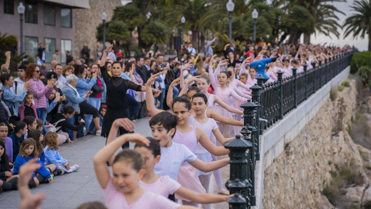 Los bailarines y bailarinas de las escuelas de la Asociación por el Fomento de la Danza de Tarragona en el Balcó del Mediterrani.