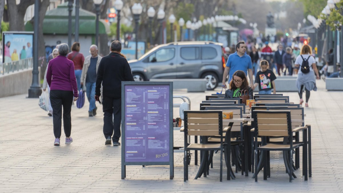 Gobierno municipal y comerciantes están de acuerdo en transformar la movilidad en la Rambla Nova.