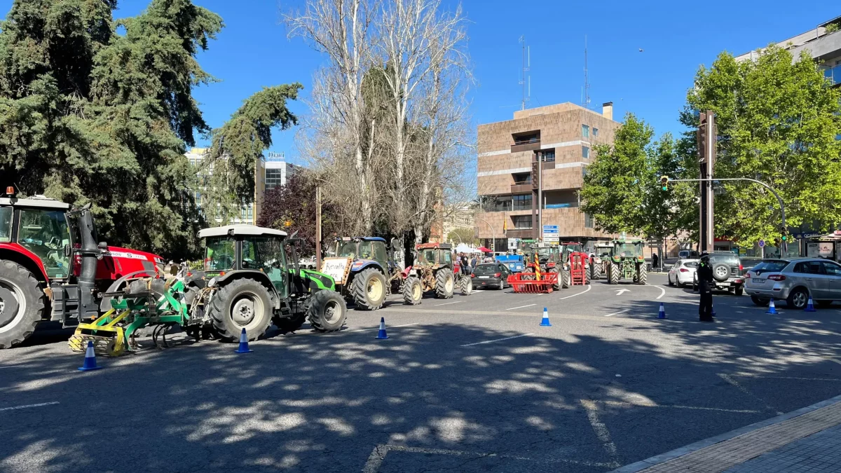 Imagen de los tractores aparcados en la plaza Imperial Tàrraco con la Subdelegación de Gobierno de fondo.