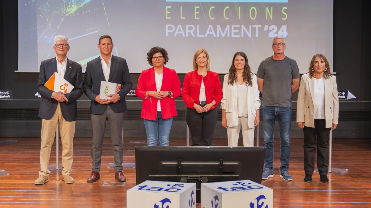 De izquierda a derecha: Matías Alonso (Ciudadanos), Sergio Macían (Vox), Rosa Maria Ibarra (PSC), Raquel Sans (ERC), Mònica Sales (Junts per Catalunya), Sergi Saladié (CUP) y Yolanda López (Comuns Sumar).