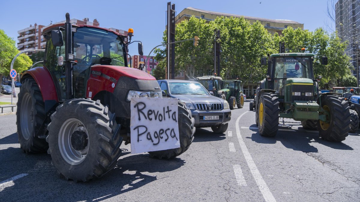 Una trentena de tractors van assistir a la mobilització de Revolta Pagesa localitzada a l’Imperial Tarraco de Tarragona.