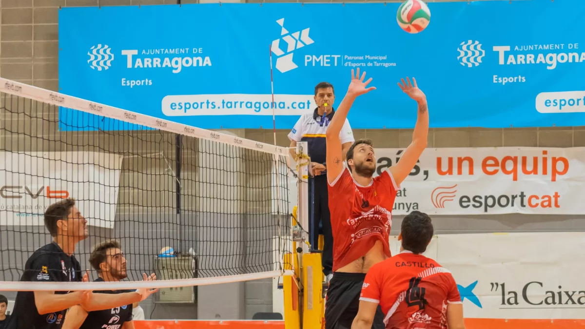 El jugador del CV Sant Pere i Sant Pau y MVP del ascenso, Carlos Mora, durante un partido de esta temporada.