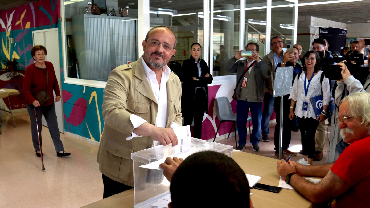 El candidato del PPC, Alejandro Fernándeez, vota en el centro cívico de Sant Pere i Sant Pau, en Tarragona.