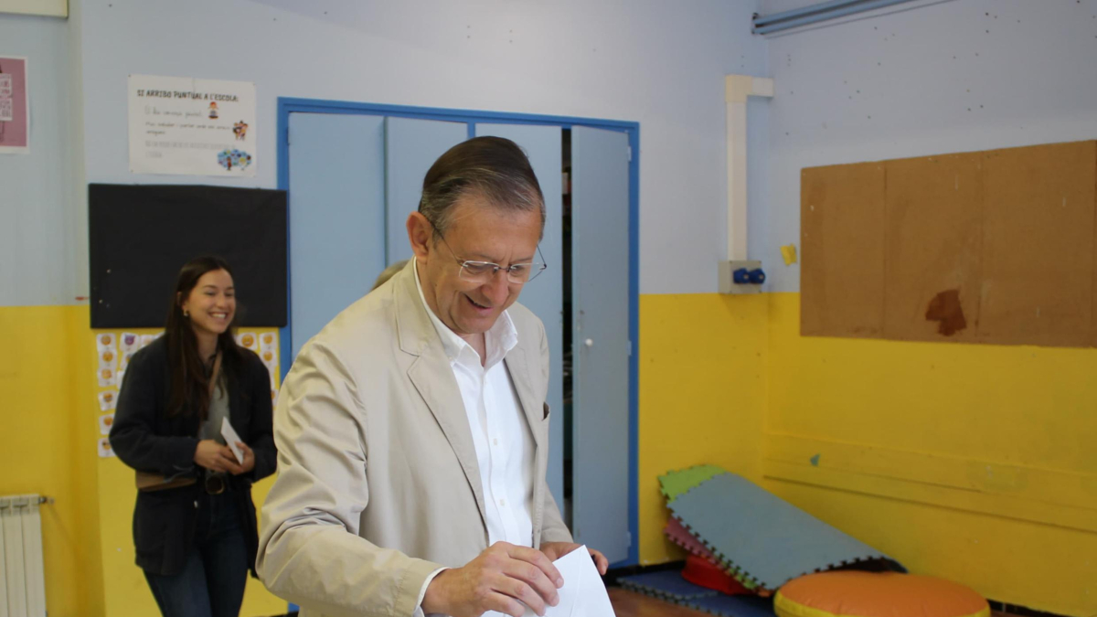 Pere Lluís Huguet, cabeza de lista del PP por Tarragona, votando.