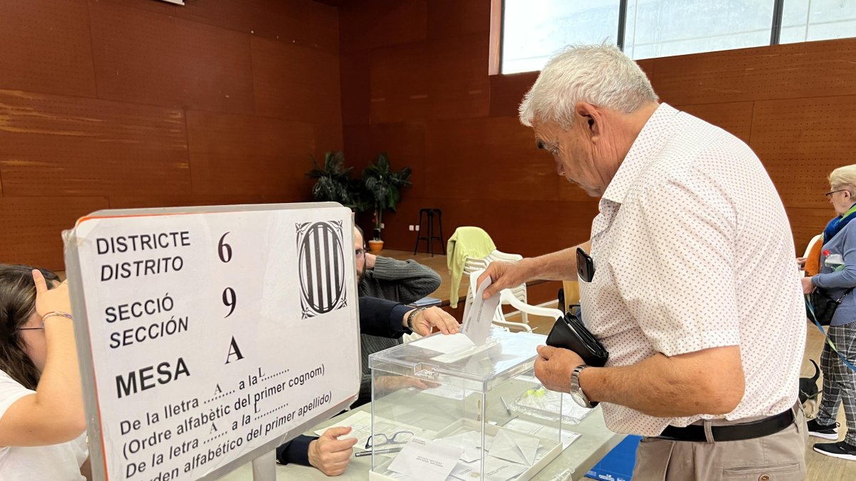 Un hombre deposita su voto en la urna en el Centro Cívico de Balàfia de Lleida.