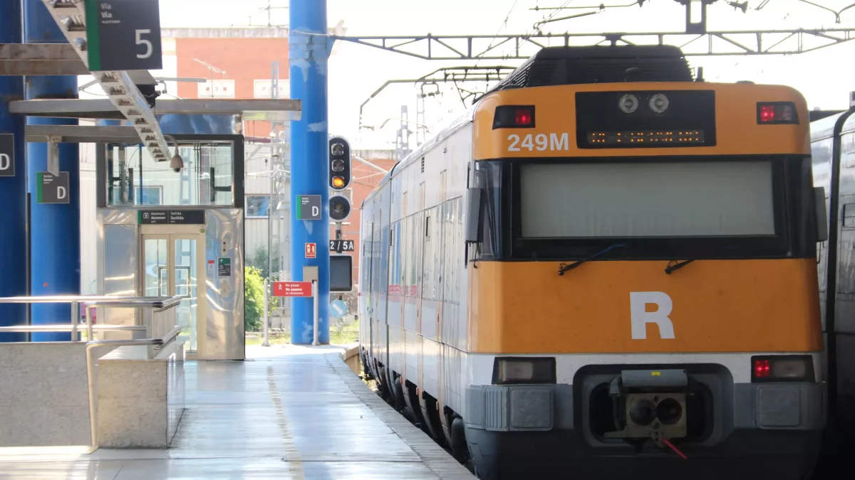 Tren de Cercanías del RL3 saliendo de la estación de Lleida-Pirineus con destino Cervera
