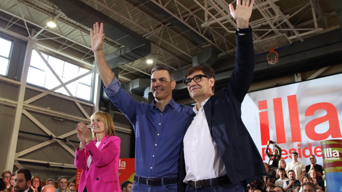 El presidente del gobierno español, Pedro Sánchez, y el cabeza de lista del PSC, Salvador Illa, saludando al inicio de un mitin en Sant Boi de Llobregat.