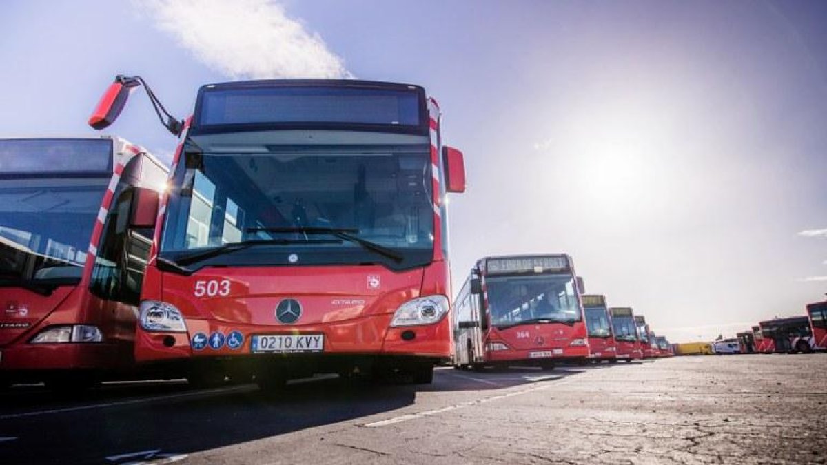 Imagen de archivo de la flota de autobuses de la Empresa Municipal de Transportes, que se renovará con seis nuevos vehículos híbridos que se comprarán por 1,8 millones de euros.