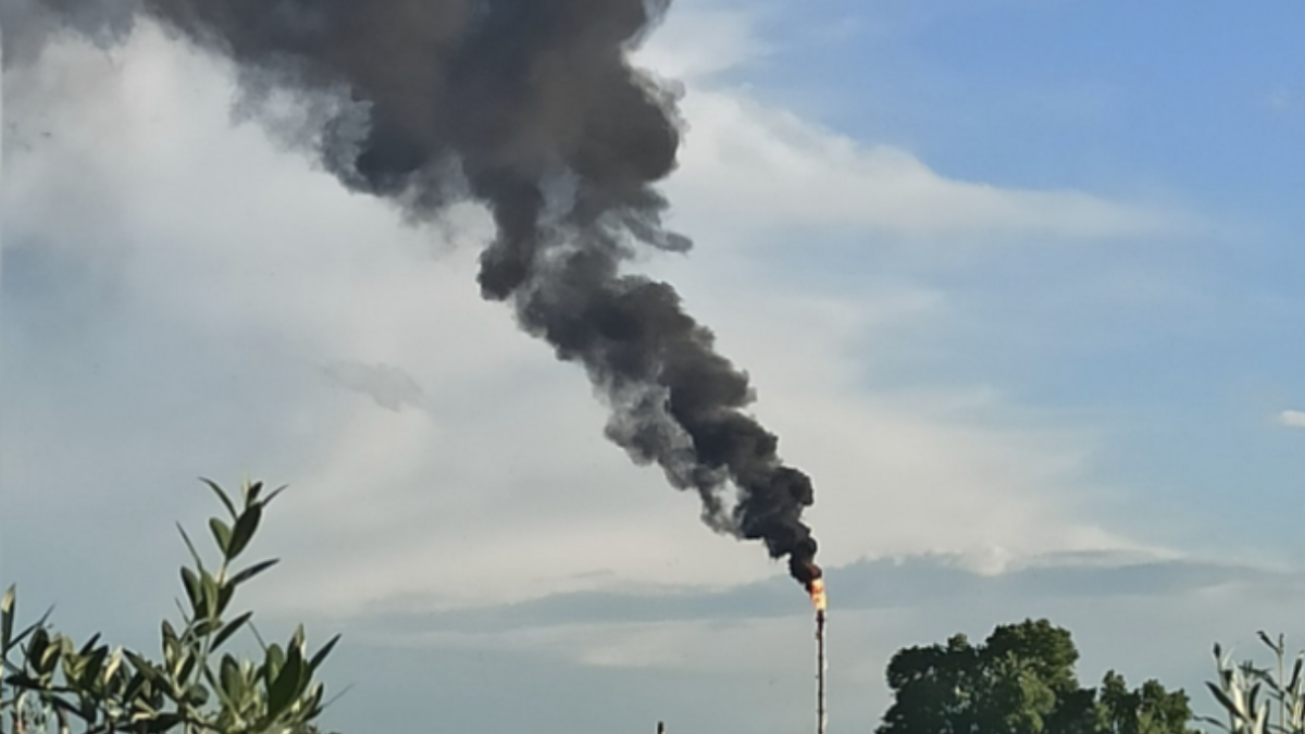 Imagen del humo que sale de la antorcha.