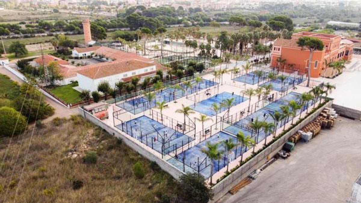 Les instal·lacions estan situades a Mas Sedó, un edifici considerat bé cultural d’interès local a la vora de la carretera de Riudoms.