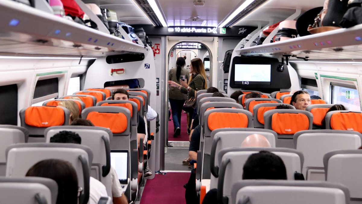 L'interior d'un tren d'alta velocitat de Renfe Avlo S106 en el primer viatge amb passatgers.