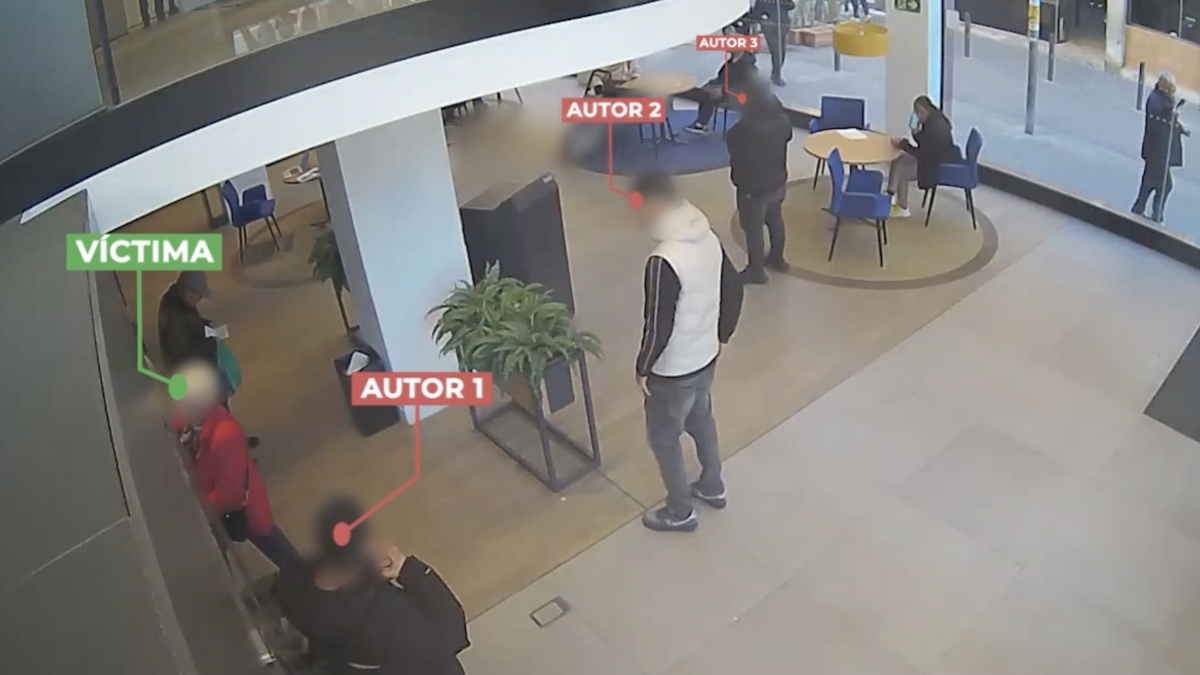 Imatges de les càmeres de seguretat i de l'operatiu policial.