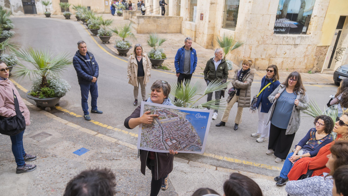 Imagen de una explicación de la historiadora Georgia Costa, de Itinere, en la plaza del Pallol, desde donde salen algunas de las rutas organizadas en la ciudad.