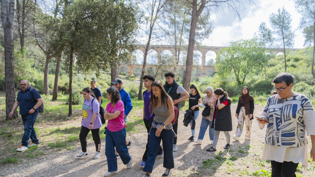 Los alumnos del Centro de Nuevas Oportunidades conocieron in situ, en el Pont del Diable, el proyecto europeo GreenBelt de Tarragona.