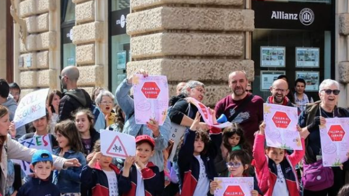 Desde el 3 de mayo la comunidad educativa se manifiesta en la avenida Prat de la Riba cada viernes.