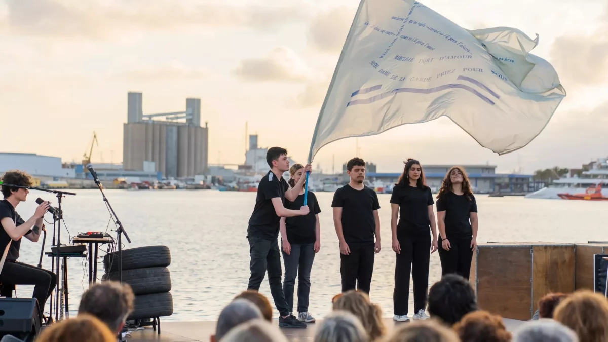 L’escala reial del Moll de Costa va acollir l’estrena del Transvers, aquest dimarts al vespre.