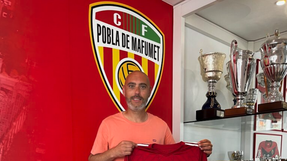 Manel Cazorla possa amb la samarreta de La Pobla de Mafumet.